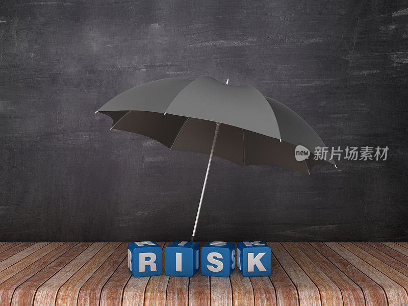 雨伞与风险立方体在木地板-黑板背景- 3D渲染